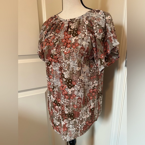 Floral Blouse with Red and Brown Accents - Picture 2 of 3